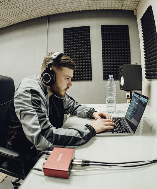 Benny Flowz at work in the studio